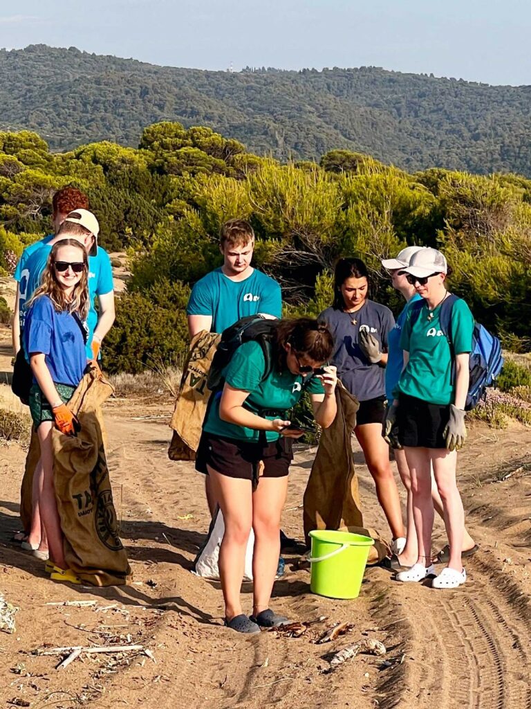 high school students volunteering