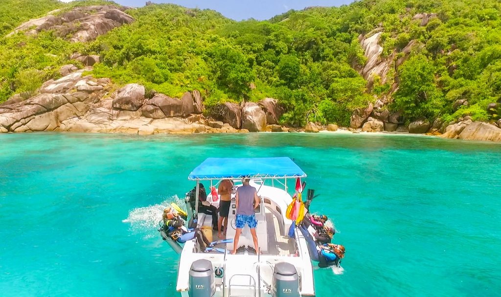 scuba divers ready to dive