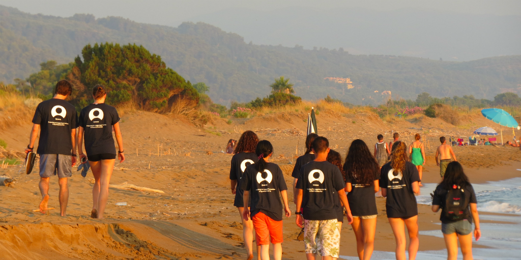 GVI participants walk the beach in Greece. 