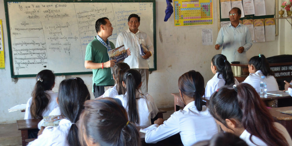 volunteer teaching in cambodia