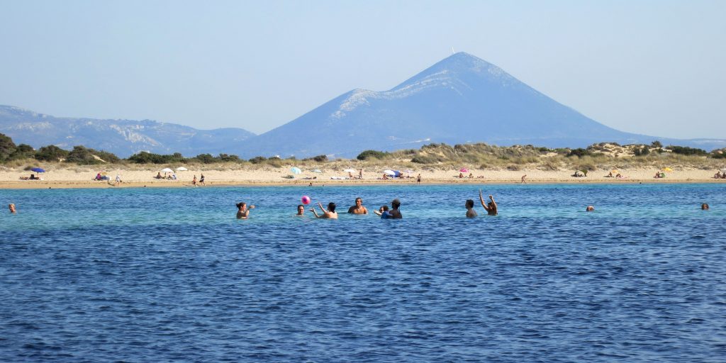 GVI volunteers play volleyball in the ocean. 