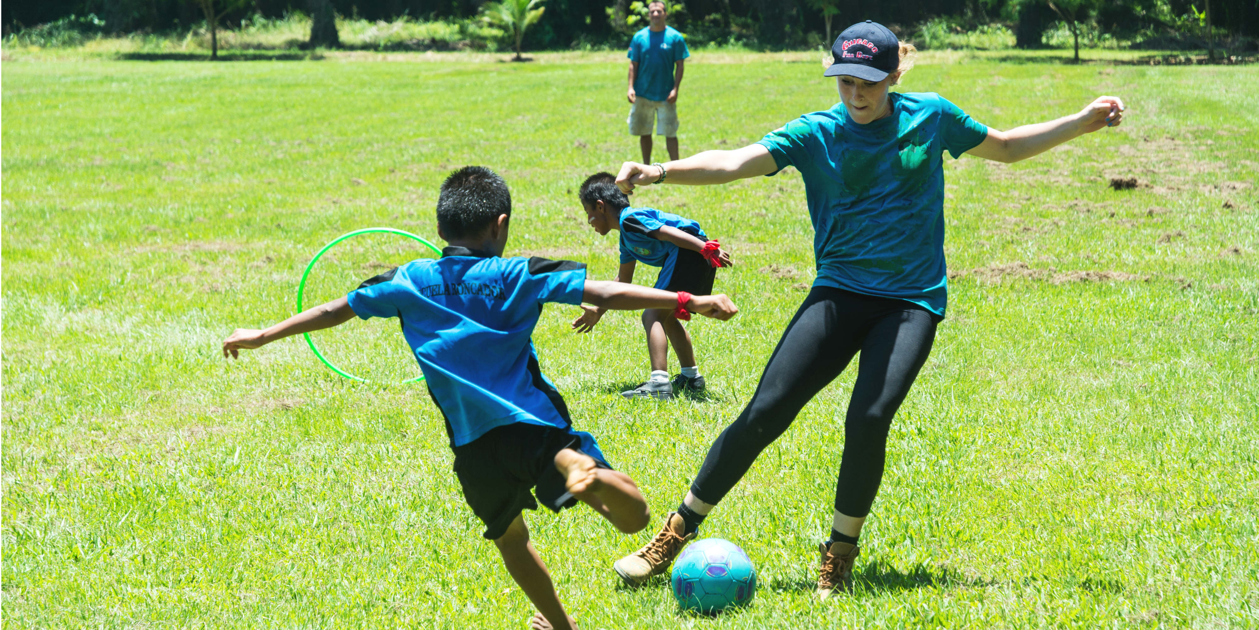 A GVI participant plays sports with a child in Kochin, India. Part of becoming a global citizen is travelling to make a positive impact with local communities.