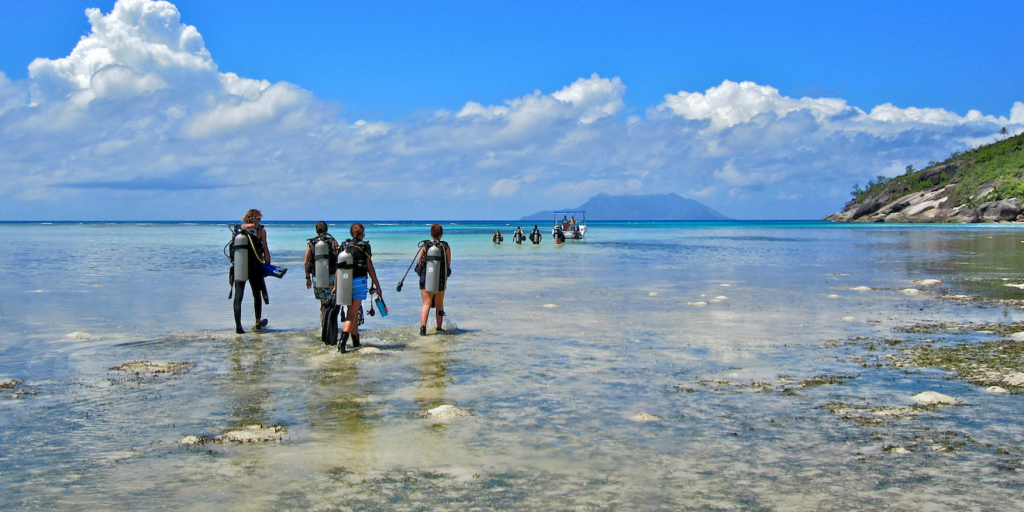 GVI participants set out for a dive in Mahe, while on a gap semester program. 