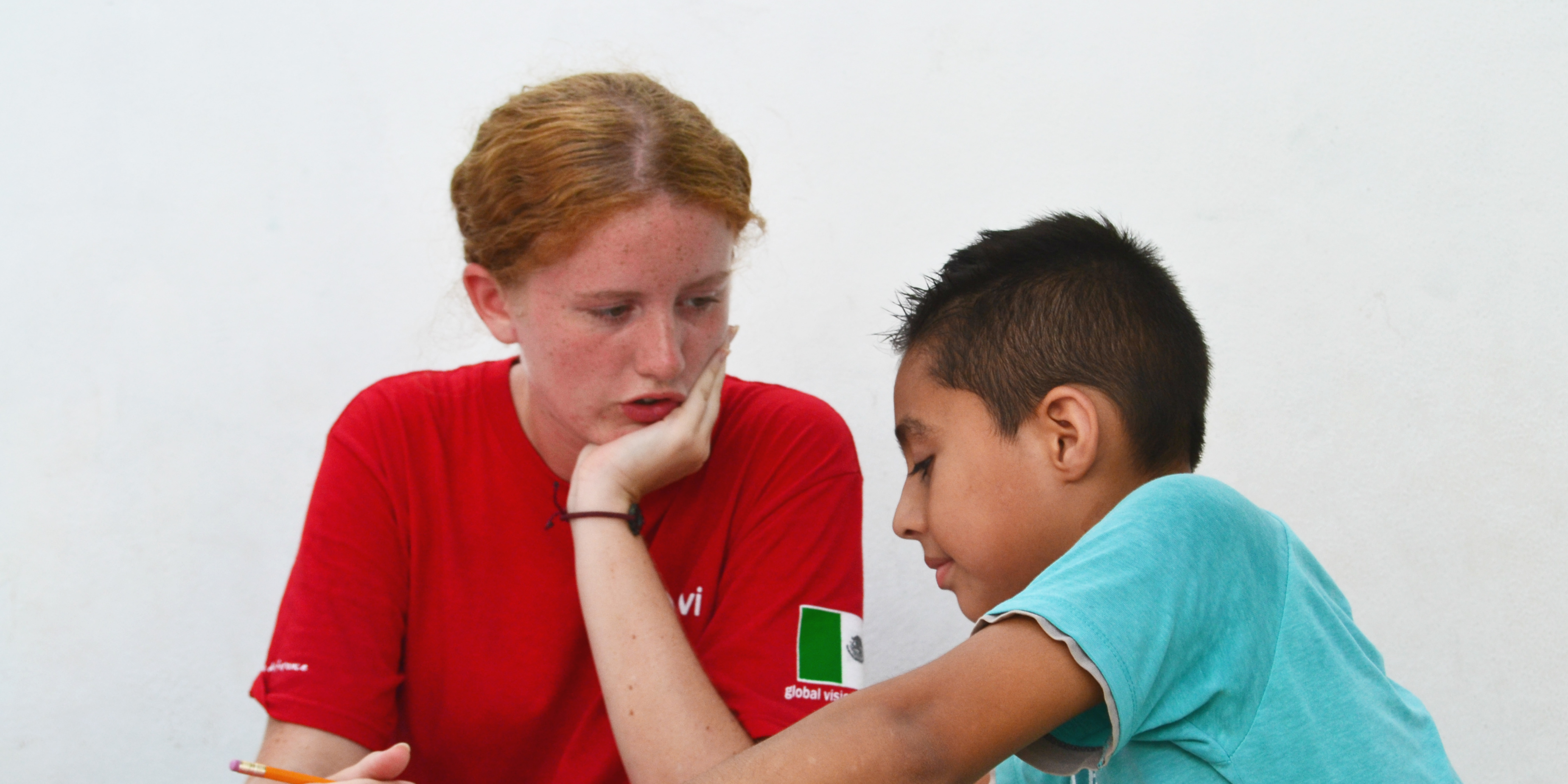 A teaching English as a foreign language (TEFL) participant mentors a student in Puerto Morelos, Mexico.