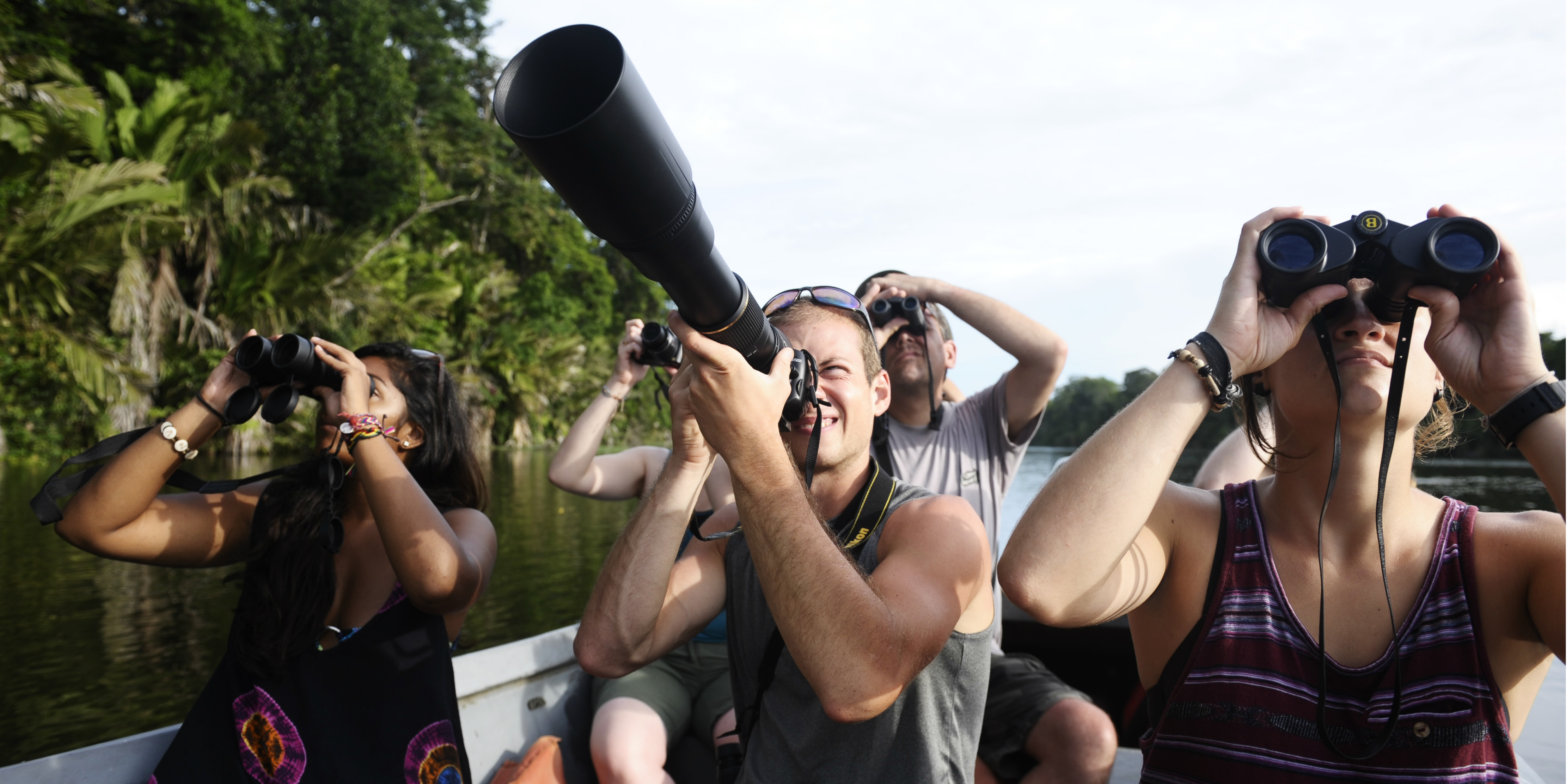 GVI participants work on their wildlife photography skills while on a career break in Jalova, Costa Rica.