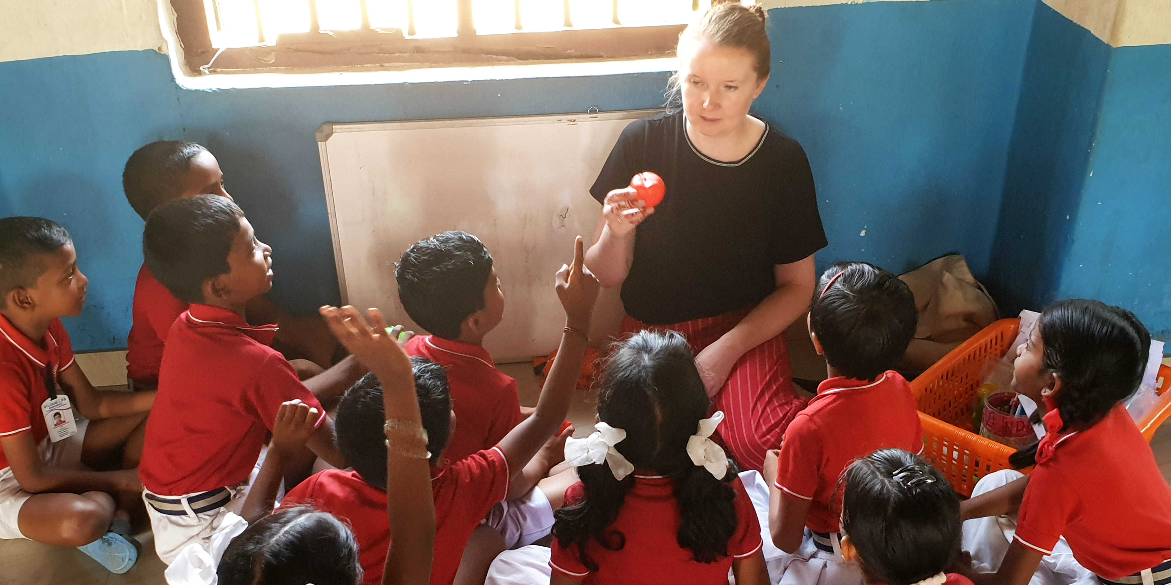 A teaching partcipant leads a lesson while volunteering in India.