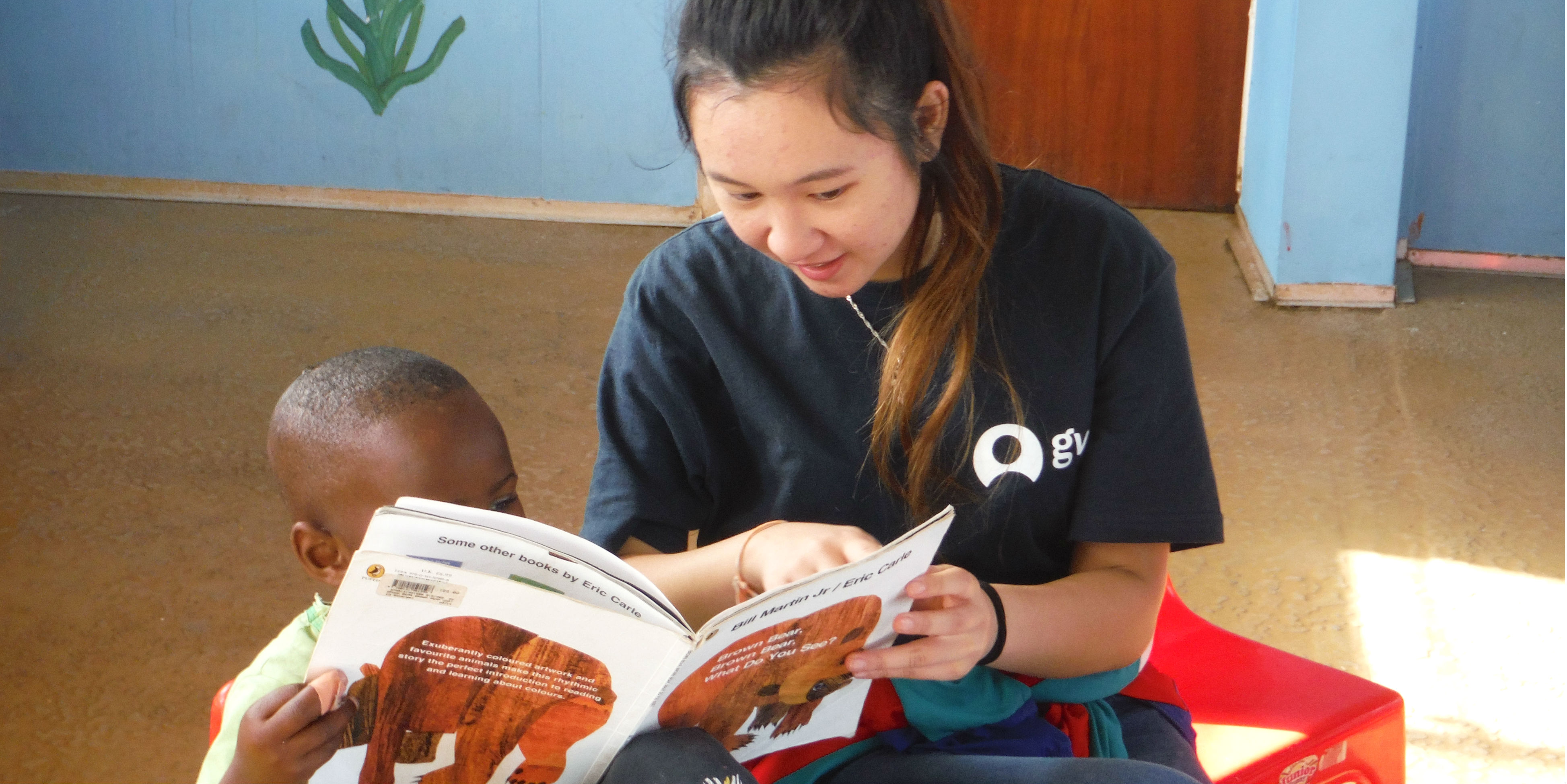 A GVI participant leads a learner through their reading while volunteering in Cape Town.