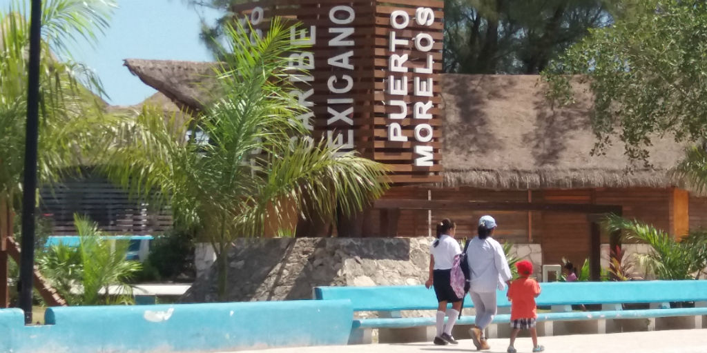 An outdoor walkway in Peurto Morelos