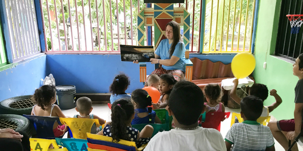 GVI participant volunteering in Costa Rica by teaching kids