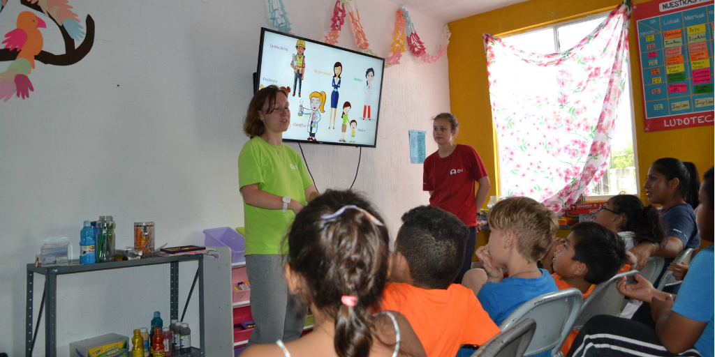 GVI volunteers working with children in Peurto Morelos, Mexico.