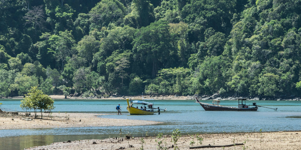 Thailand is often overflowing with tourists, find the hidden gems when you volunteer in Thailand