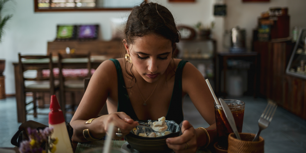 Enjoy your food with a spoon when you volunteer in thailand