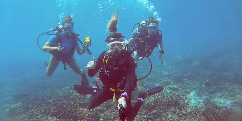 volunteers learning to dive while volunteering with GVI