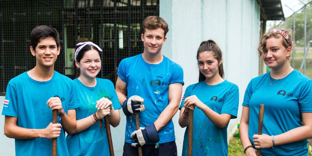 High school volunteers digging up a garden in Quepos