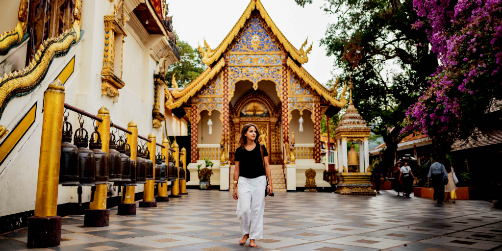 Visit a temple in Chiang Mai when you volunteer in Thailand.