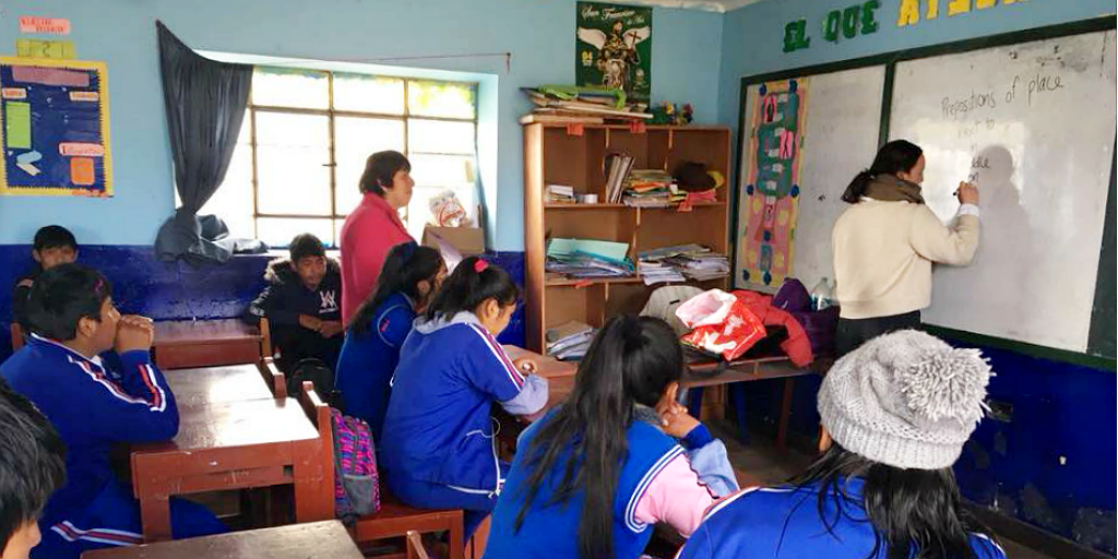 Volunteer with children in Cusco, Peru with GVI