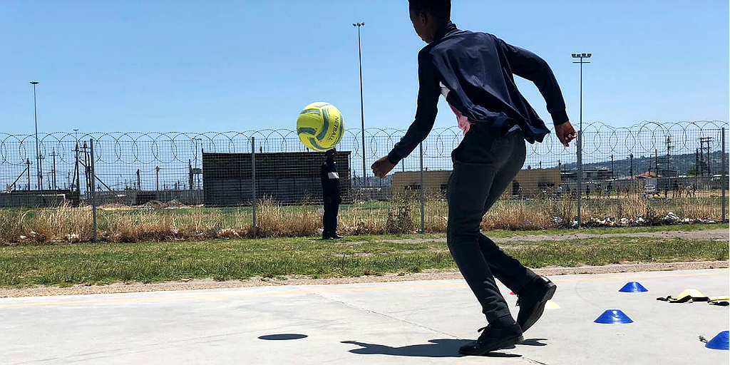 Volunteer with children on a sports program in Cape Town.