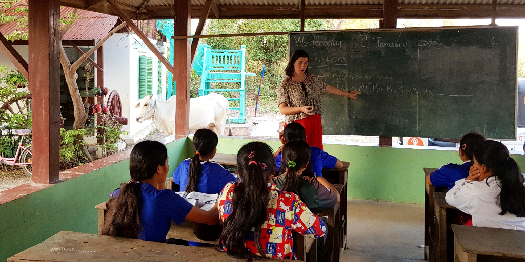 A GVI volunteer presents a class to the children. 