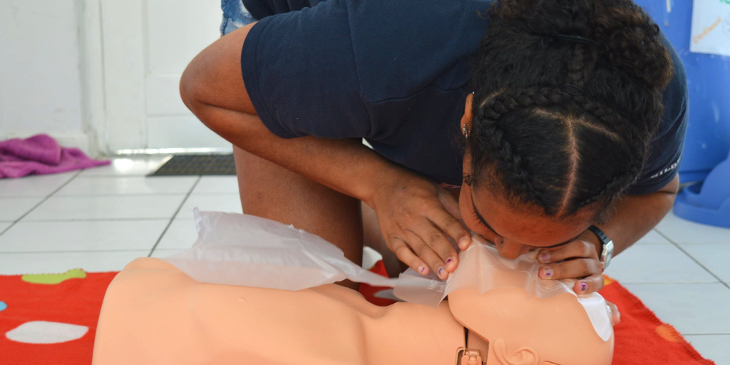 A GVI volunteer demonstrates how to do CPR. 