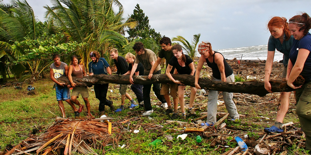 GVI volunteers take part in environmental initiatives such as beach clean ups. 