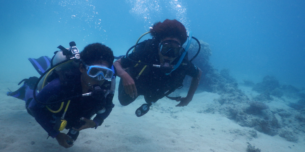 GVI volunteers are out for a dive in the ocean. 