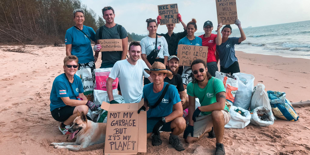 GVI volunteers take part in a beach clean up. 