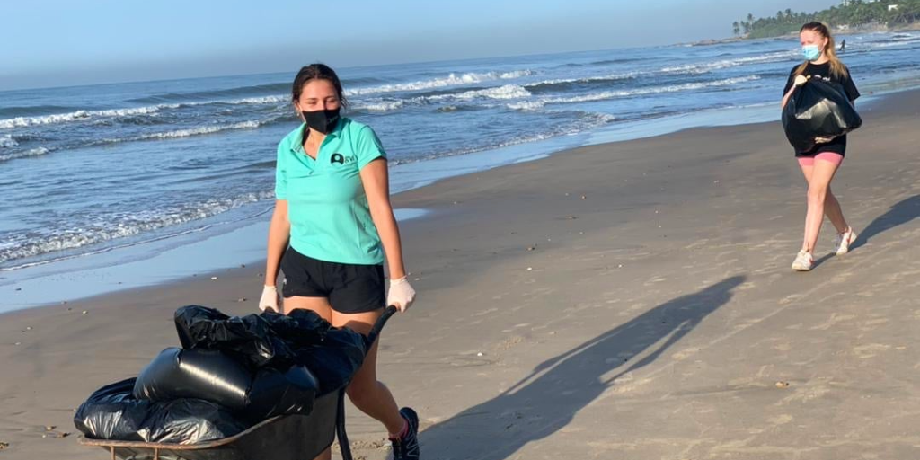 GVI volunteers participating in a beach clean up. 